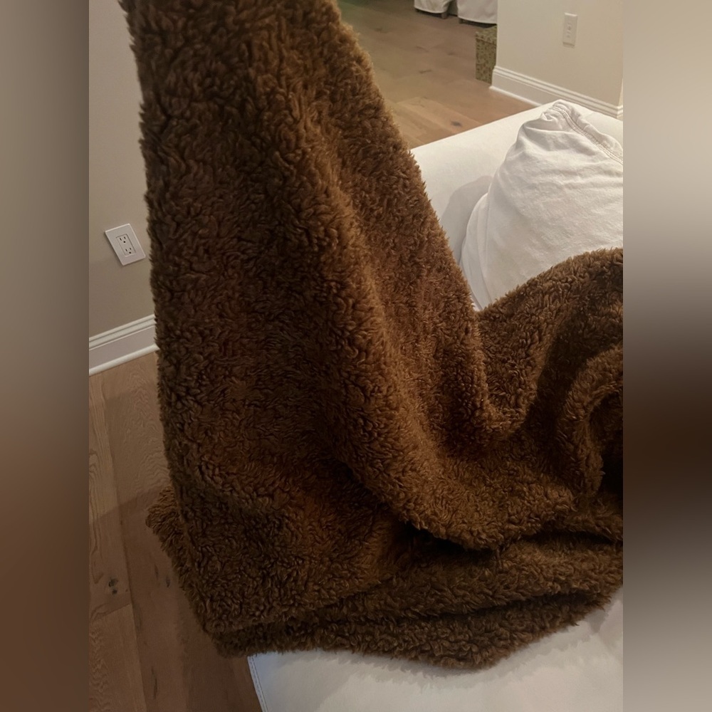 Crate and barrel sherpa faux fur throw. pottery barn,restoration hardware. New - Picture 4 of 4
